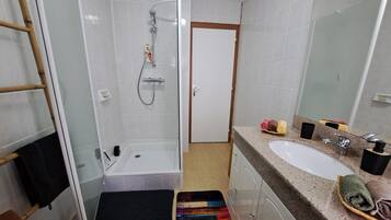 Een douche, een haardroger, handdoeken