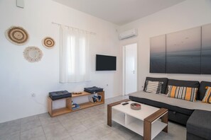 TV - Holiday Home 'Punda Beach Seaside Retreat' with Sea View, Wi-Fi and Air Conditioning (Paros)