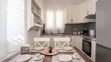 Fridge, oven, stovetop, coffee/tea maker