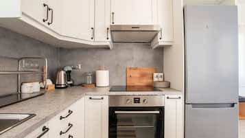 Fridge, oven, stovetop, coffee/tea maker