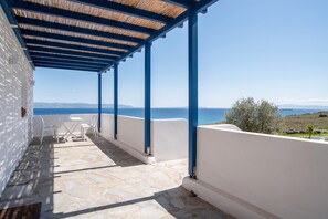 Terrace/patio - Holiday Home 'Punda Beach Seaside Retreat' with Sea View, Wi-Fi and Air Conditioning (Paros)
