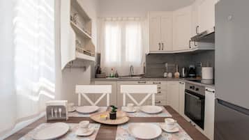 Kühlschrank, Ofen, Herdplatte, Wasserkocher mit Kaffee-/Teezubehör