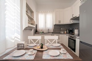 Een koelkast, een oven, een kookplaat, een koffiezetapparaat/waterkoker