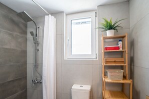 Douche, sèche-cheveux, serviettes fournies