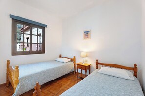 2 bedrooms, iron/ironing board, bed sheets