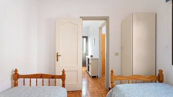 2 habitaciones, tabla de planchar con plancha y ropa de cama