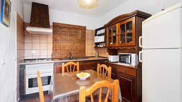 Jääkaappi, mikroaaltouuni, uuni, liesi