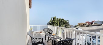 Appartement 'Trebol 3' avec vue sur la mer, terrasse privée et Wi-Fi