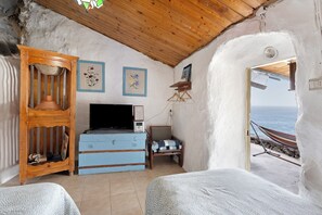 2 bedrooms, iron/ironing board, bed sheets