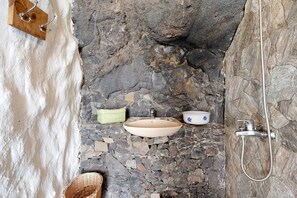 Douche, sèche-cheveux, serviettes fournies