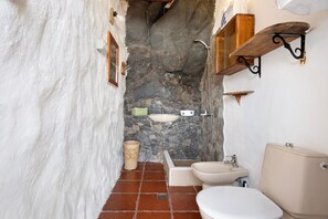 Een douche, een haardroger, handdoeken