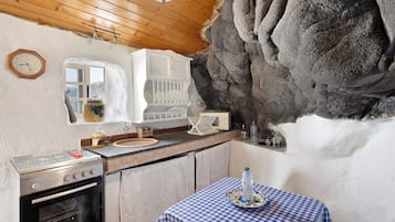 Refrigerador, microondas, parrilla de estufa y cafetera y tetera