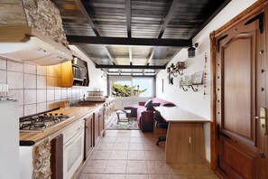 Refrigerador, microondas, parrilla de estufa y cafetera y tetera 