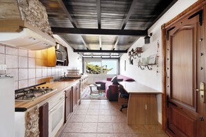 Kylskåp, mikrovågsugn, spishäll och kaffe- och tebryggare