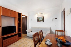 TV - Apartment 'Trebol 1' with Sea View, Balcony and Wi-Fi (El Mocanal)