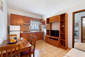 Fridge, microwave, oven, stovetop - Apartment 'Trebol 1' with Sea View, Balcony and Wi-Fi (El Mocanal)