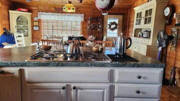 Réfrigérateur, plaque de cuisson, grille-pain