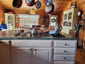 Geladeira, cooktop, torradeira, talheres/pratos/utensílios de cozinha