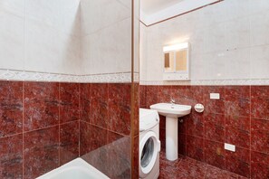 Chuveiro, secador de cabelo, toalhas de banho 