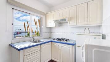 Kjøleskap, mikrobølgeovn, kokeplater og kaffetrakter/tekoker