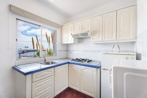 Kjøleskap, mikrobølgeovn, kokeplater og kaffetrakter/tekoker