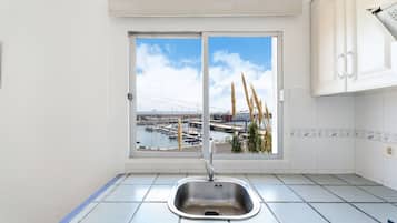 Kühlschrank, Mikrowelle, Herdplatte, Wasserkocher mit Kaffee-/Teezubehör