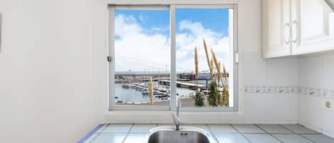 Kjøleskap, mikrobølgeovn, kokeplater og kaffetrakter/tekoker