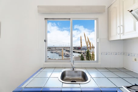 Fridge, microwave, stovetop, coffee/tea maker. Holiday Home 'El Puerto De La Estaca 3' with Sea View, Private Garden and Balcony