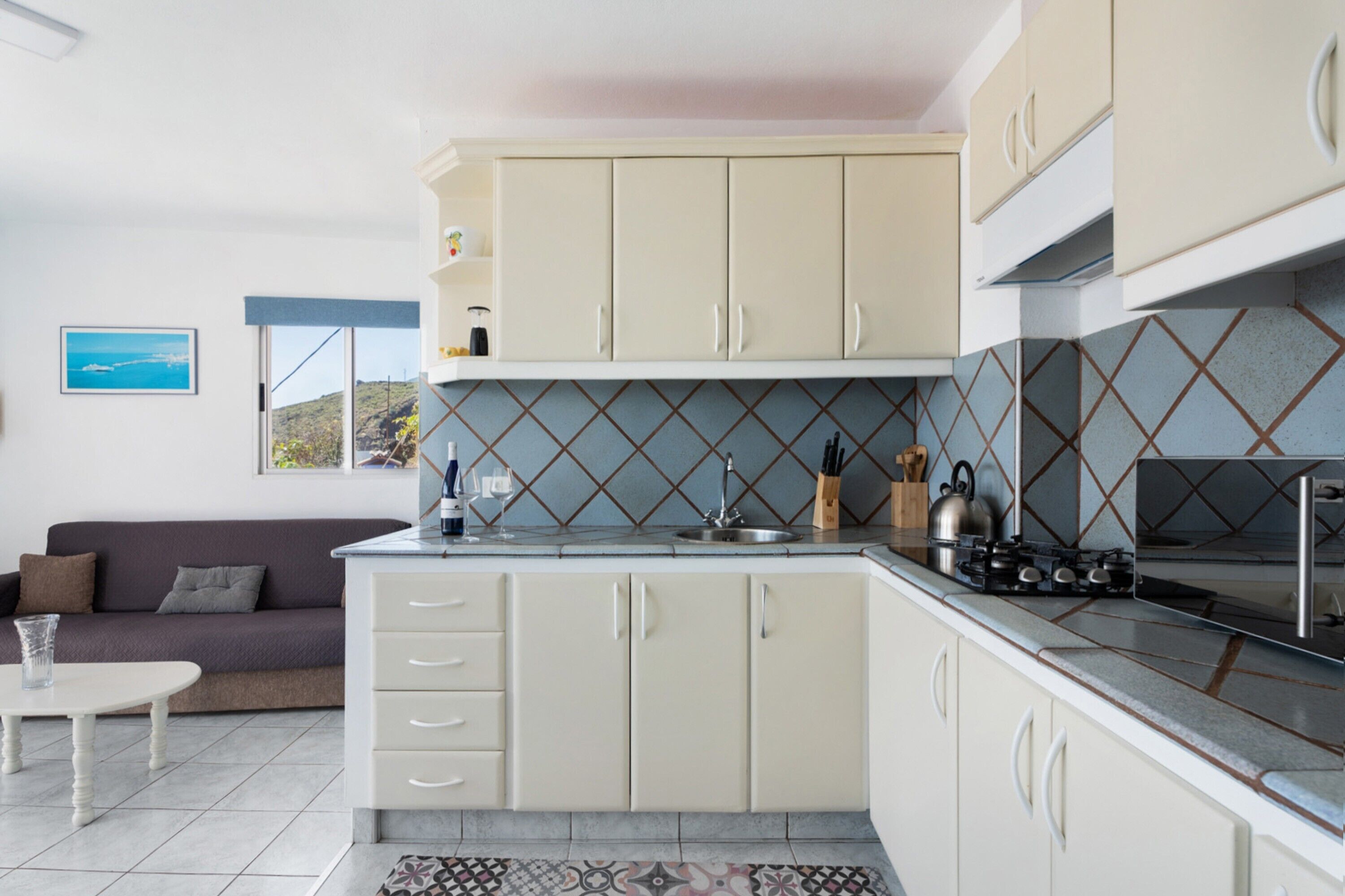 Kühlschrank, Mikrowelle, Herdplatte, Wasserkocher mit Kaffee-/Teezubehör