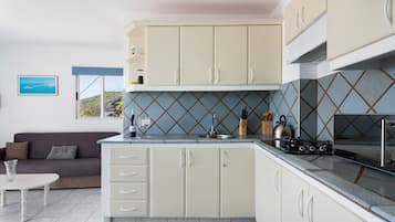 Kühlschrank, Mikrowelle, Herdplatte, Wasserkocher mit Kaffee-/Teezubehör