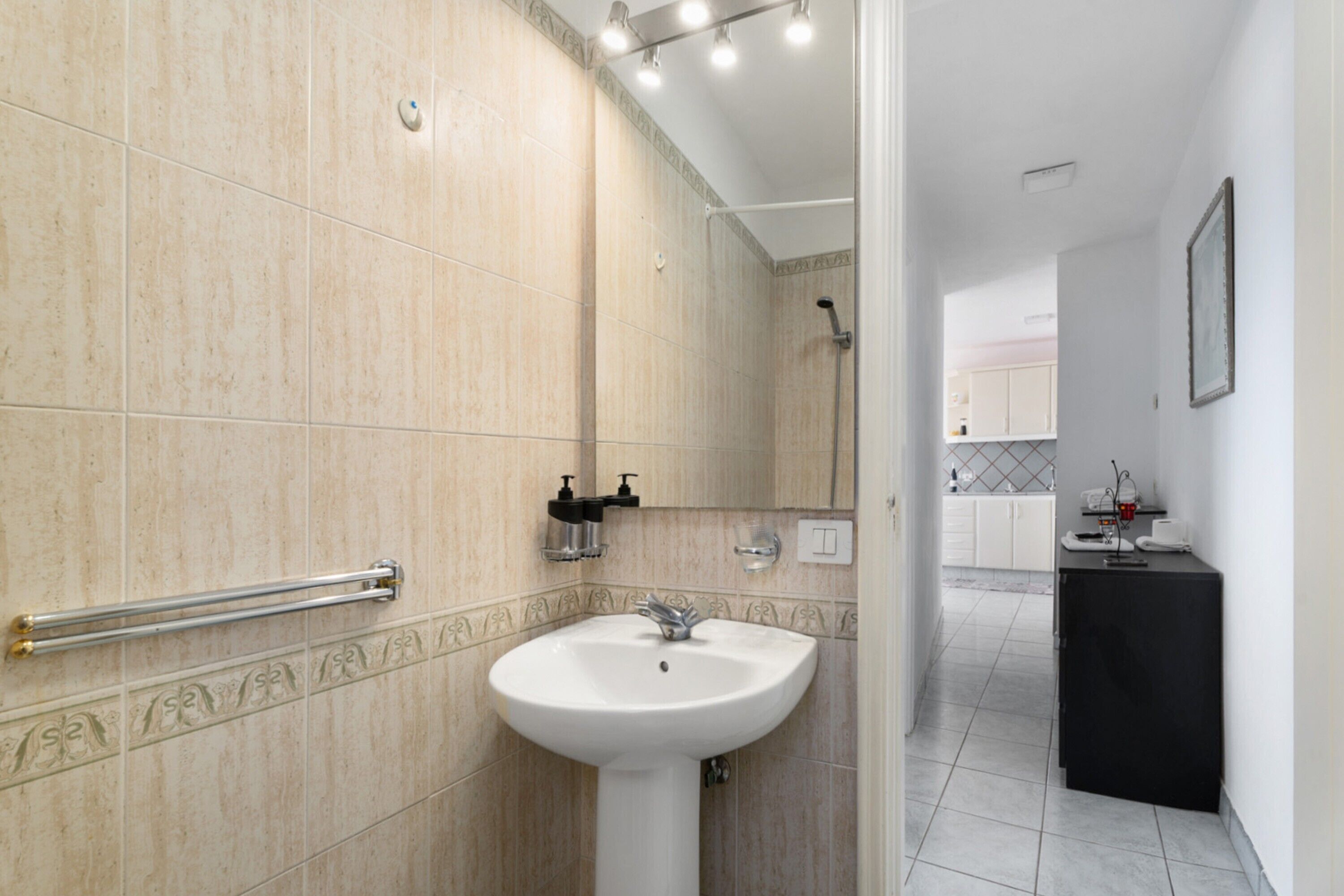 Een douche, een haardroger, handdoeken