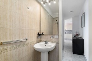 Regadera, secadora de cabello, toallas 