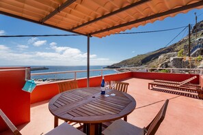 Outdoor dining - Holiday Home 'Puerto De La Estaca 1' with Sea View and Private Terrace (Santa Cruz de Tenerife)