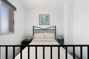 2 habitaciones, tabla de planchar con plancha y ropa de cama 