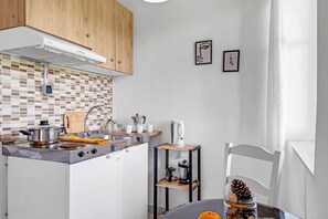 Kjøleskap, kokeplater, kaffetrakter/tekoker og vannkoker