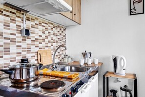 Kjøleskap, kokeplater, kaffetrakter/tekoker og vannkoker