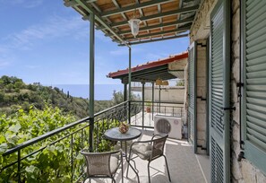 Outdoor dining - Studio Apartment 'With Sea View' with Sea View, Wi-Fi and Air Conditioning (Drimonas)