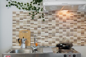 Fridge, stovetop, coffee/tea maker, electric kettle