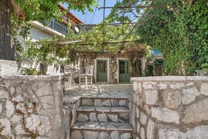 Outdoor dining - Studio Apartment 'Kerkis Standard' with Mountain View, Wi-Fi and Air Conditioning (Lefkada)