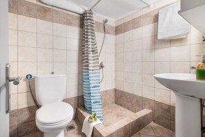 Shower, hair dryer, towels - Studio Apartment 'Kerkis Apartment' with Mountain View, Wi-Fi and Air Conditioning (Lefkada)