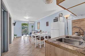 Fridge, stovetop, coffee/tea maker, electric kettle