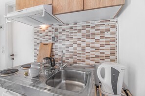 Réfrigérateur, plaque de cuisson, cafetière/bouilloire