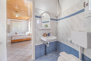 Suihku, hiustenkuivaaja, pyyhkeet