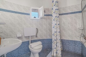 Douche, sèche-cheveux, serviettes fournies