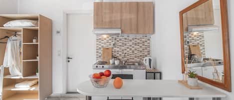 Jääkaappi, liesi, kahvin-/teenkeitin, vedenkeitin