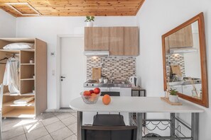 Fridge, stovetop, coffee/tea maker, electric kettle