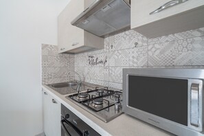 Frigorifero, microonde, forno, piano cottura