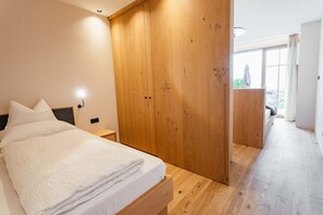 2 bedrooms, free WiFi, bed sheets - Apartment 'Valentinerhof Apt Fire' with Mountain View, Shared Pool and Wi-Fi (Eppan)