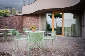 Outdoor dining - Apartment 'Valentinerhof Apt Fire' with Mountain View, Shared Pool and Wi-Fi (Eppan)