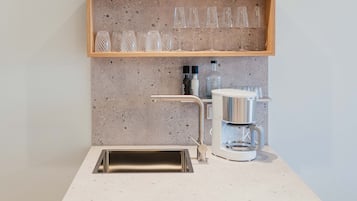 Kühlschrank, Mikrowelle, Herdplatte, Geschirrspüler